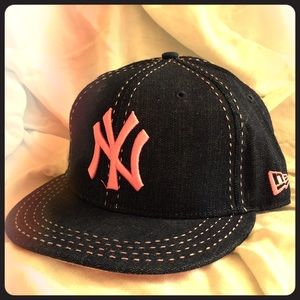 Ladies Yankees MLB Team Fitted Cap.