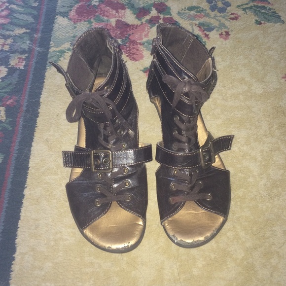 Brown buckle/zipper sandals.