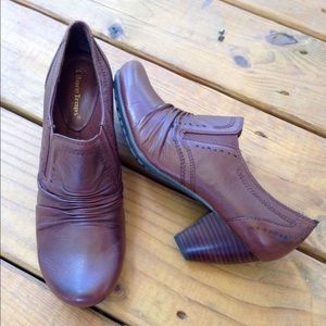 Bare traps short boot