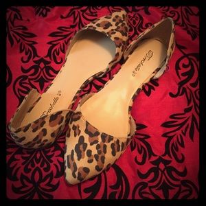 Breckelles leopard pointy toe flats