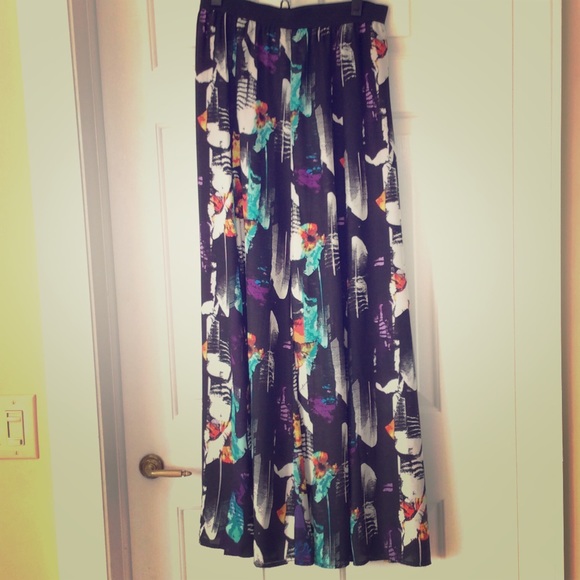 BB Dakota Feather Print Maxi Skirt