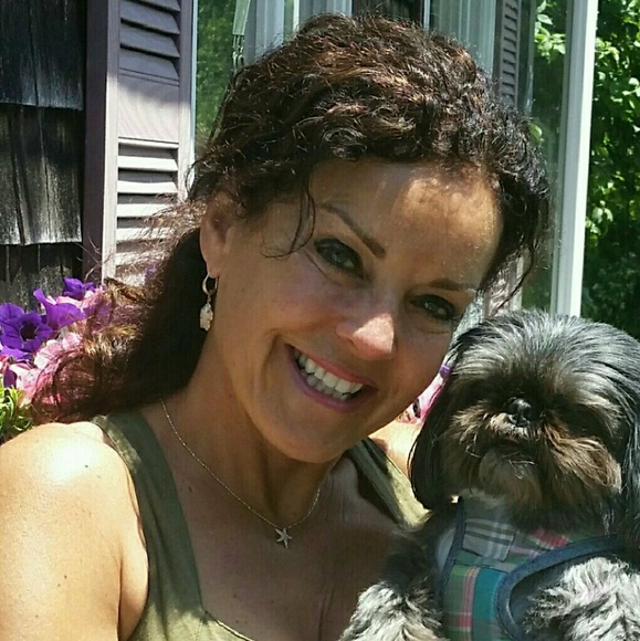 Meet your Posher Ambassador Cecilia - Picture 2 of 4