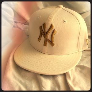 Ladies Yankees MLB Team cap. Fitted