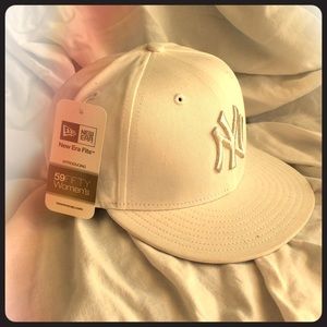 Ladies Yankees MLB Team Cap. Fitted