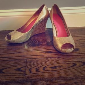 Lilly Pulitzer gold Peep toe wedges size 8.5.