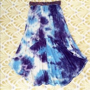 Flowy summer skirt with a vintage belt.