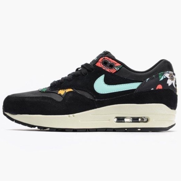 ✋🏼SOLD✋🏼Black floral Nike airmax shoes