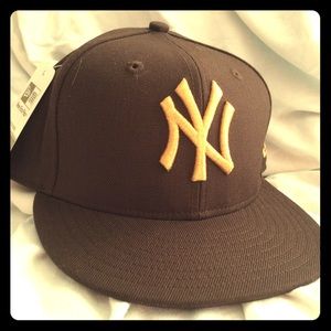 Ladies Yankees MLB Team cap. Flat Bill Snap Back