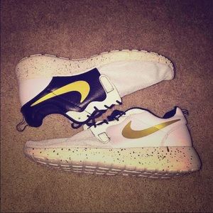 Roshe gold trophy