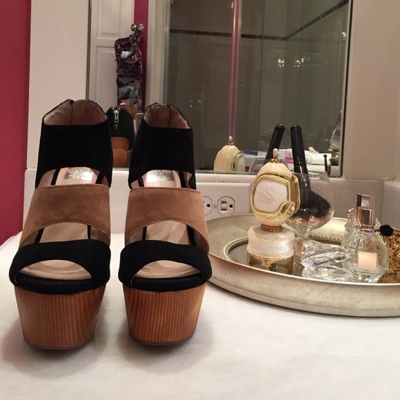 Dolce Vita Wood Carved Platform Wedges - Picture 4 of 4