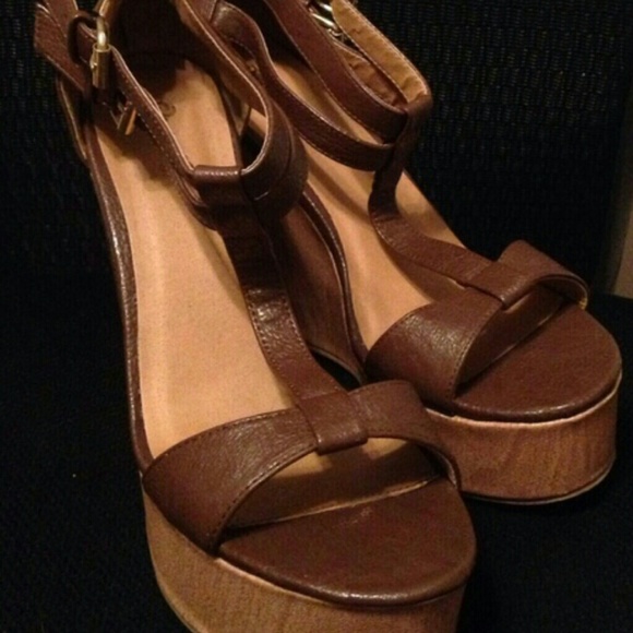 Cute, cute, cute brown wedges - Picture 1 of 2
