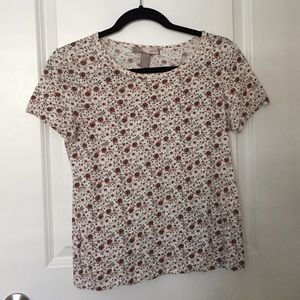 Shirt with floral print.