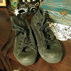Black/black Hi-top converse all stars