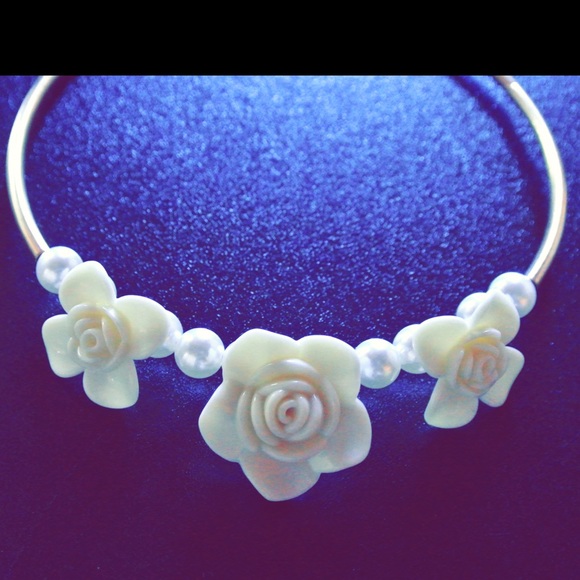** Flower White Pearl Choker Necklace ** 💗