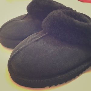 Super comfy black slippers