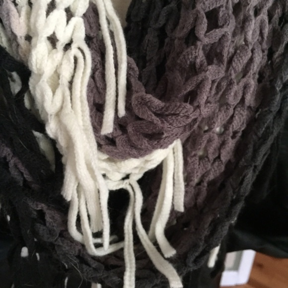 TRADED Knitted Ombré Infinity scarf NWOT - Picture 2 of 2