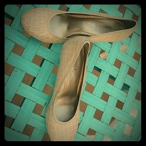 Taupe embossed pump