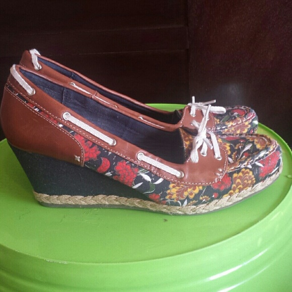 Dr Scholl's closed toed wedge.