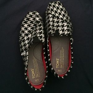 New/never worn wmns TOMS blk/slvr slip-ons.