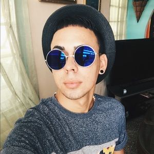 Meet your Posher, Efrain