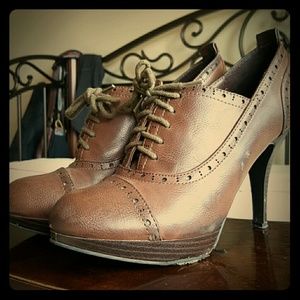 Adorable brown boots with laces