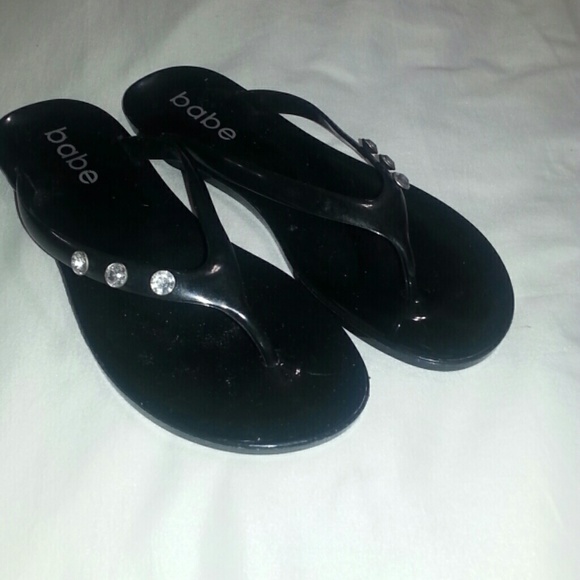 🌞 Black sandals with rhinestone accents