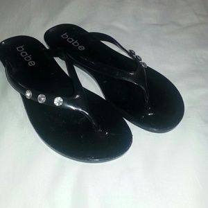 🌞 Black sandals with rhinestone accents