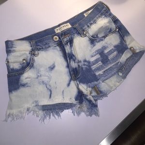 High wasted frayed shorts.