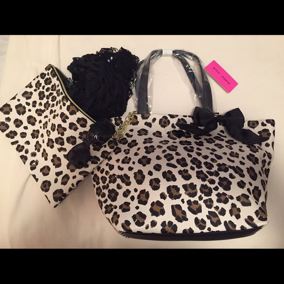 ⚡️PRICE DROP⚡️Betsey Johnson Tote