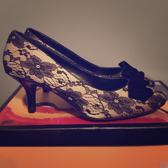 Black and Beige Lace Design 1-in Heels