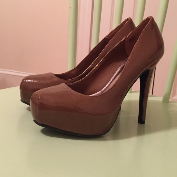 Anne Michelle Shoes - ✨💕✨HP✨💕✨Brown patent pumps