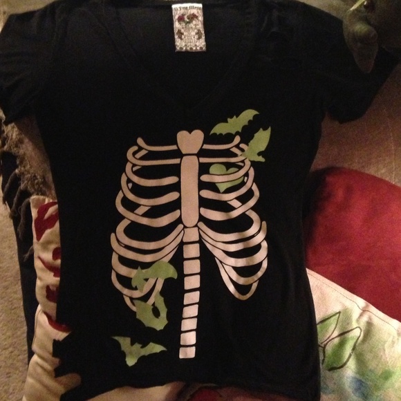 Black glow in dark rib cage & bats shirt