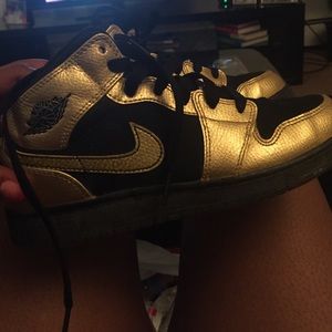 I am selling air Jordan 1s black and gold
