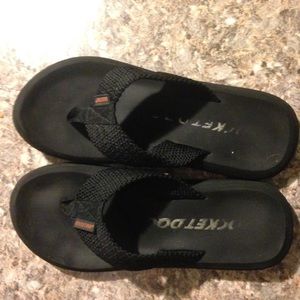 Comfy black flip flops