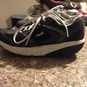 'Shape-up' style black tennis shoes