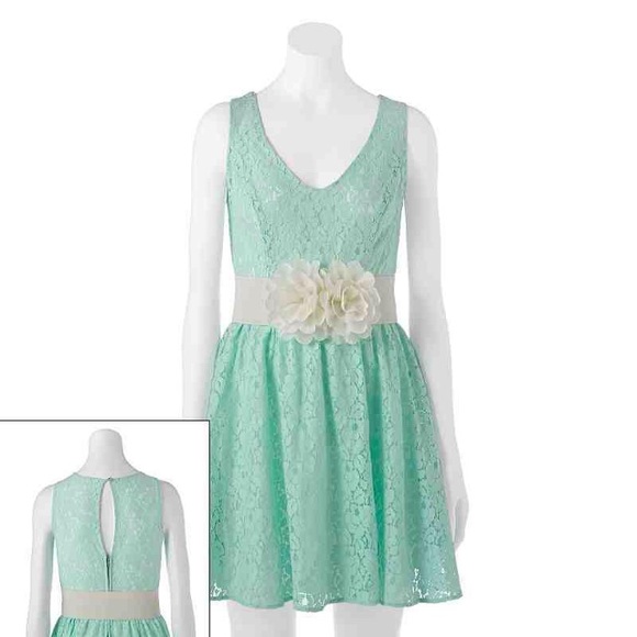 Sleeveless turquoise dress with white flower belt