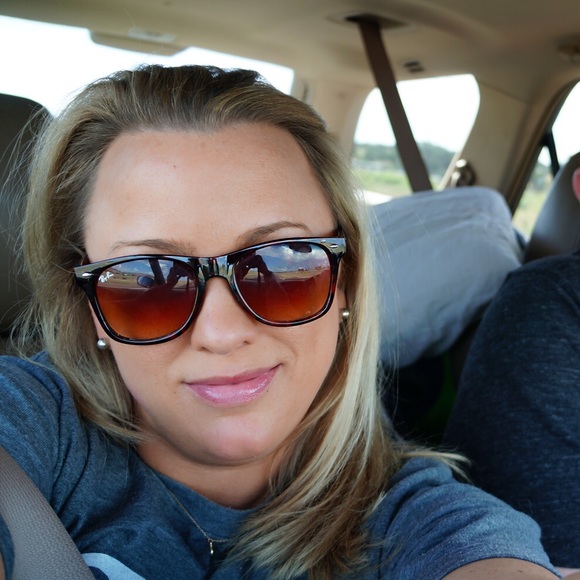 Meet your Posher, Danielle - Picture 2 of 2