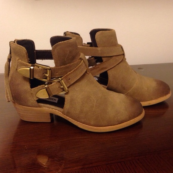 Steve Madden Boots - Brand New🍂 Steve Madden taupe cut out booties! 🌻