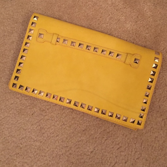 Yellow clutch