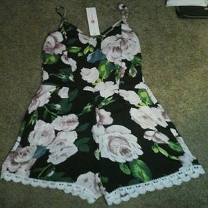 ❌TRADE❌ Cute Floral Romper (NWT)
