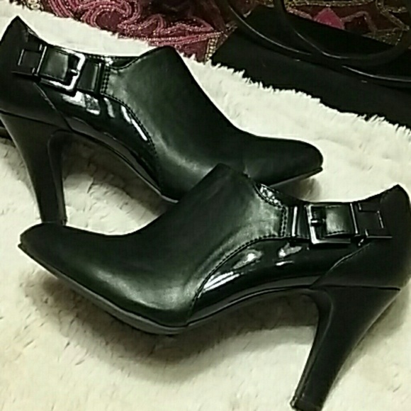 Karen Scott ...Size 7 1/2 Zipper booties :)
