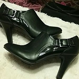Karen Scott ...Size 7 1/2 Zipper booties :)