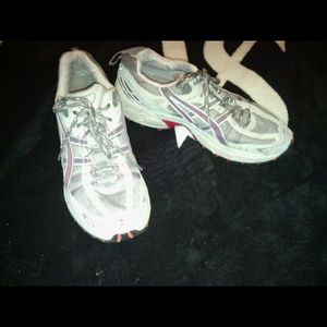 Asics gels tennis shoes