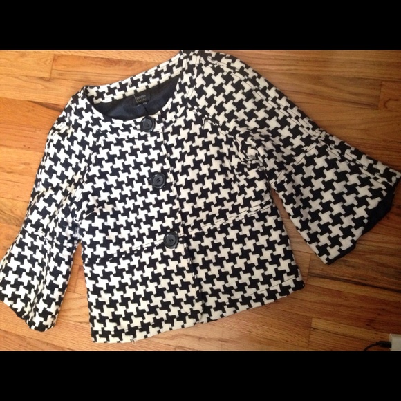 NICOLE MILLER
BLACK AND WHITE SHORT SLEEVE WAIST