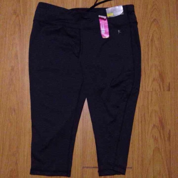 Danskin dri more workout capris large
