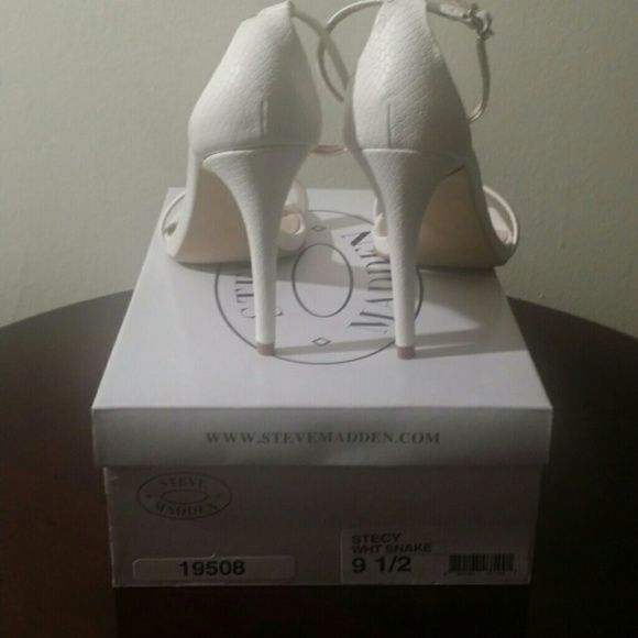 D/C. Steve Madden "Stecy" White Ankle Strap Sandal - Picture 3 of 4