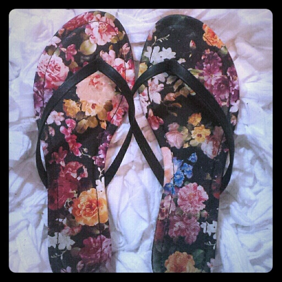 FLORAL/BLACK THONG SANDALS