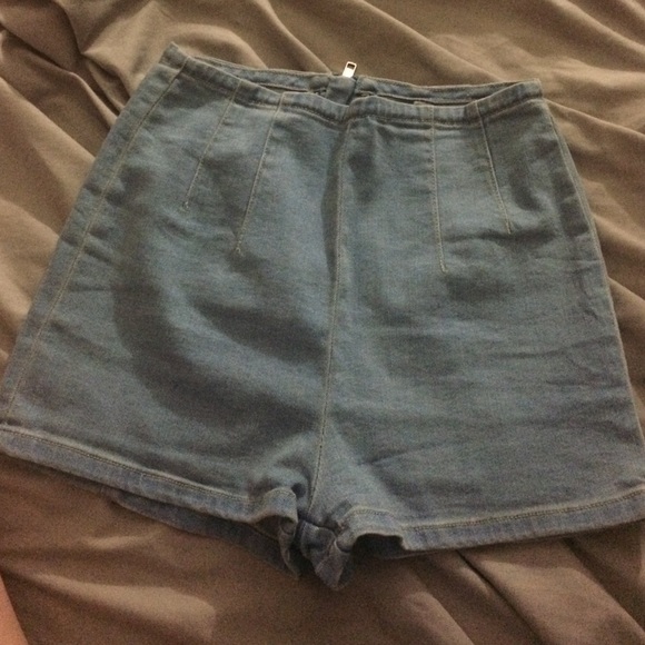 Super cuteeeee pin up Jean shorts. - Picture 1 of 3