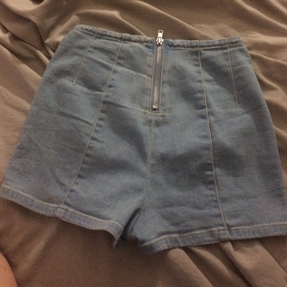 Super cuteeeee pin up Jean shorts. - Picture 2 of 3