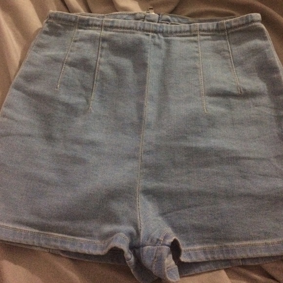 Super cuteeeee pin up Jean shorts. - Picture 3 of 3